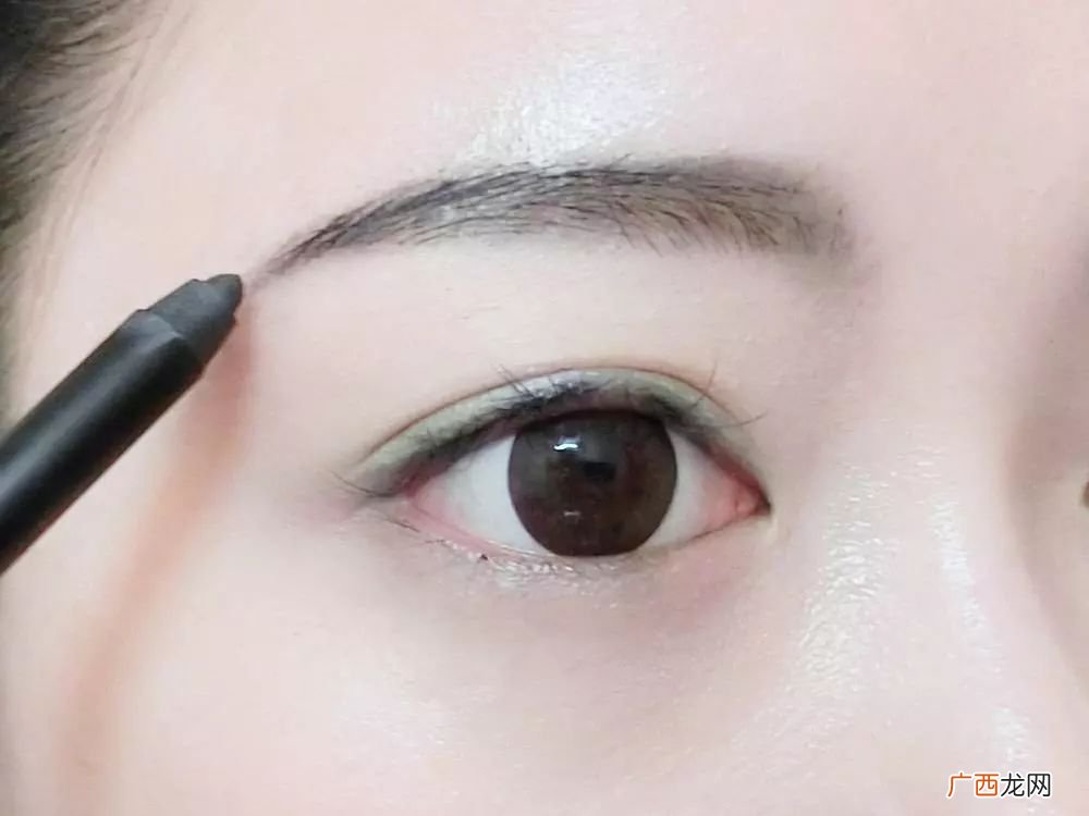 眉毛长长是什么征兆,四十多岁眉毛长长是什么征兆？