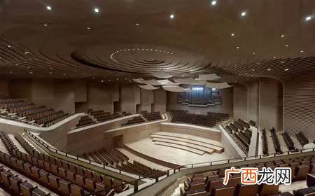 什么的音乐厅,整片树林仿佛成了一座音乐厅.这句话运用了什么修辞手法？