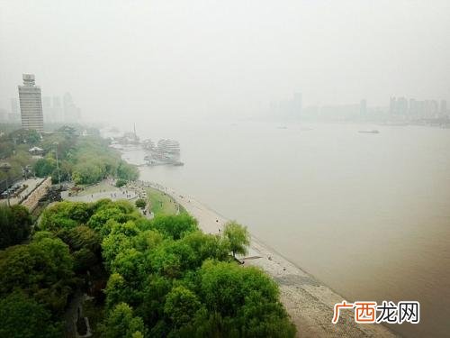 芳草萋萋鹦鹉洲是哪个城市,黄鹤楼位于哪座城市？
