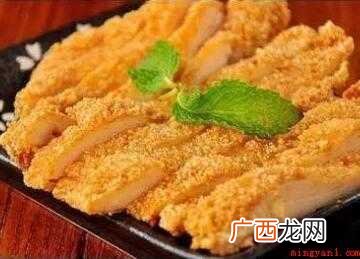 外层金黄酥脆,内层汁多肉嫩,香气萦绕十里,一口咬下,唇齿留香