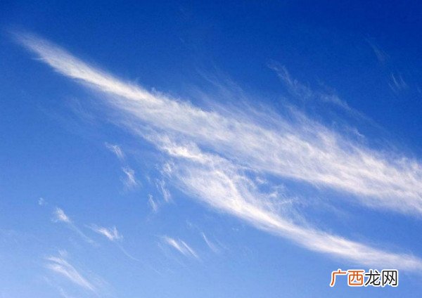形容天空蓝的成语,天空蓝得什么填形容词？