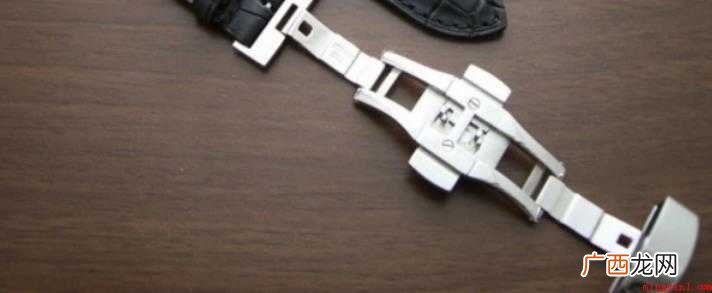 如何解开手表皮带蝴蝶扣并带好