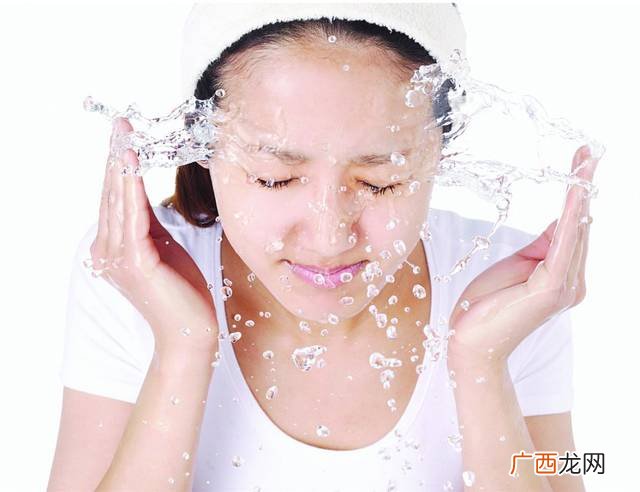 用什么洗脸会变白,用什么洗脸才又白又嫩呢？