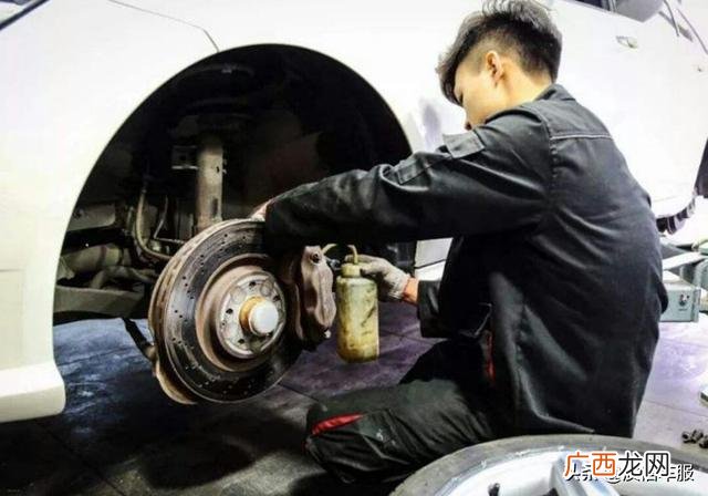 汽车刹车油怎么换,汽车刹车油可以自己更换吗?怎么换？