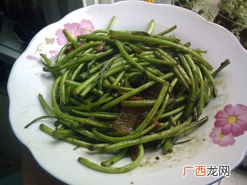 黎蒿炒腊肉最正宗的做法,藜蒿现摘可以吃吗？