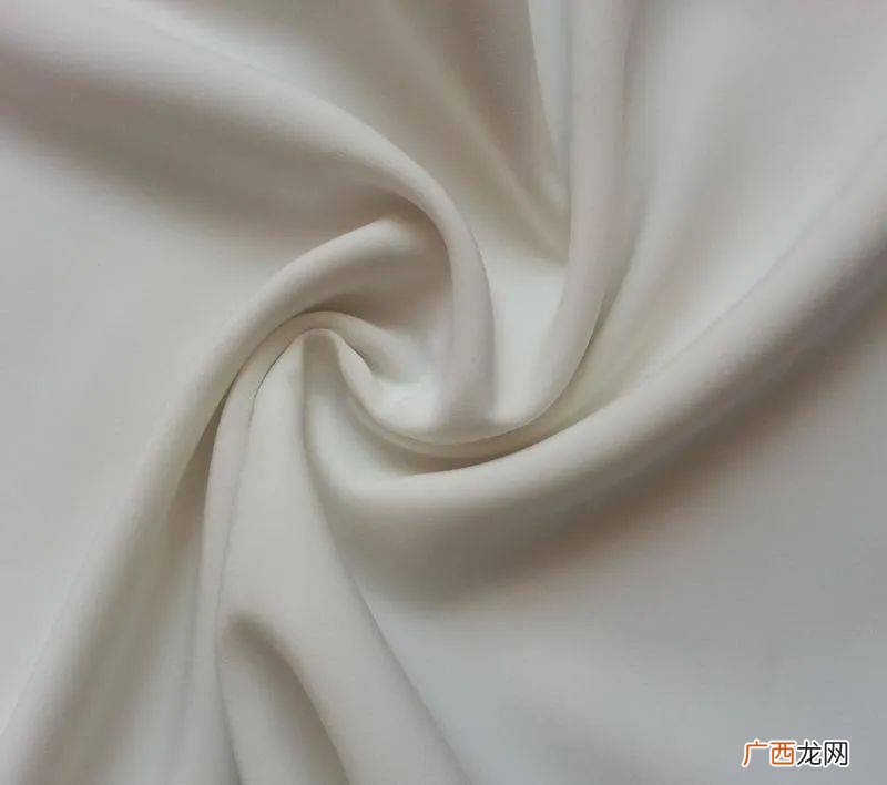 聚酯纤维和涤纶哪个好,衣服面料涤纶与聚酯纤维有什么区别?哪个面料好?