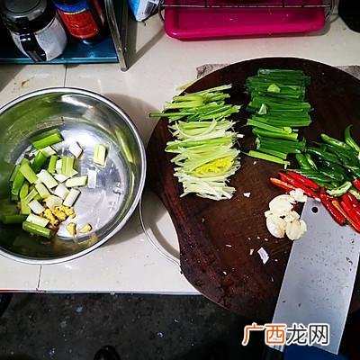 尖椒炒肘子肉的做法有哪些,四川炒猪膀的家常做法大全？