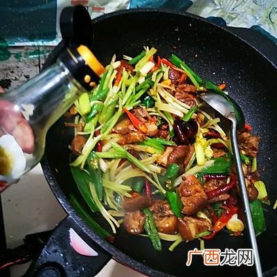 尖椒炒肘子肉的做法有哪些,四川炒猪膀的家常做法大全？
