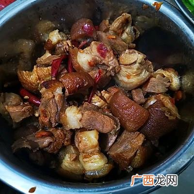 尖椒炒肘子肉的做法有哪些,四川炒猪膀的家常做法大全？