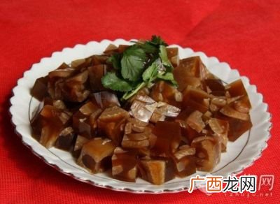猪肉皮怎么做好吃又简单的做法,一大块猪皮连着肥肉，怎么做让它不腻还好吃？