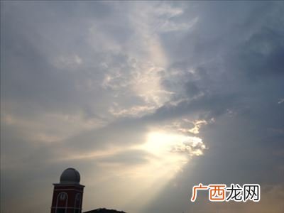 霎时间形容什么,形容水天共融的景象的成语？