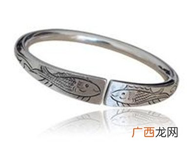 银手镯带哪只手好,银手镯应该戴哪个胳膊？