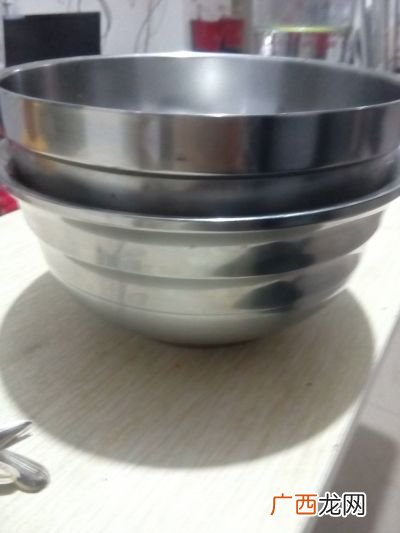 两个碗吸在一起怎么分离,不锈钢碗和锅吸在一起怎么弄出来？