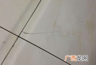 瓷砖裂缝如何修补,80*80的客厅地砖裂开了 怎么补上去？
