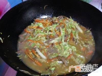 白菜肉丝面最正宗的做法,肉丝面怎么做，肉丝是炒好直接放里面的吗？