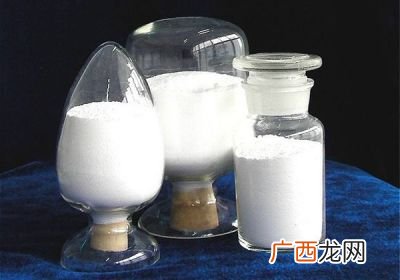 氢氧化锌是白色沉淀吗,硝酸锌是否能与氢氧化钠反应!反应式如何？