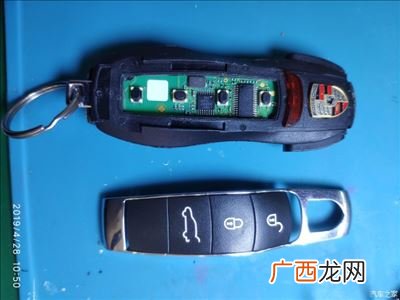 保时捷车钥匙怎么拆,20款保时捷卡宴钥匙怎么拆？