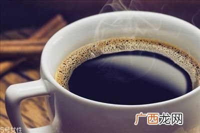 美式是黑咖啡么,在咖啡馆里和星巴克里黑咖啡通常叫什么?还有，美式咖啡和黑咖啡是一种吗？