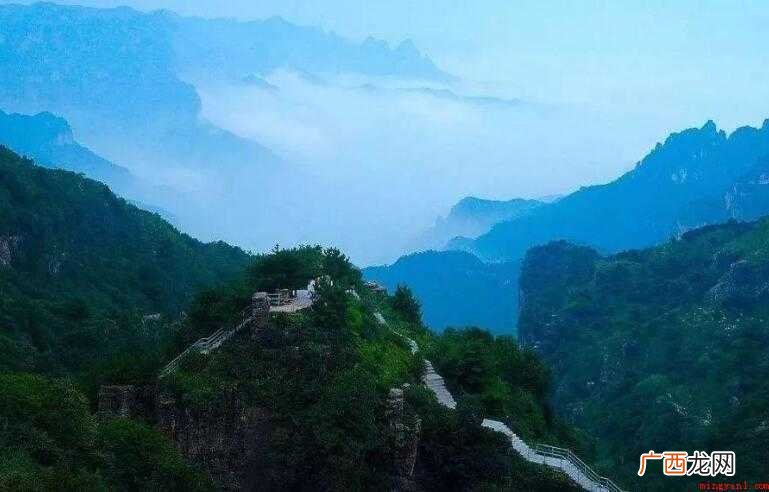 《独坐敬亭山》的意思是什么