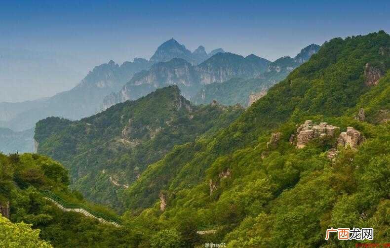 描写山的四字词语有哪些