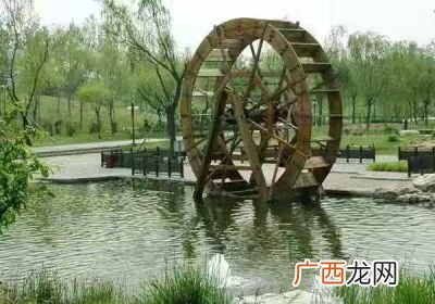 水车的作用,水车的工作原理是什么？求解释，它怎么能把水灌到农田里面？