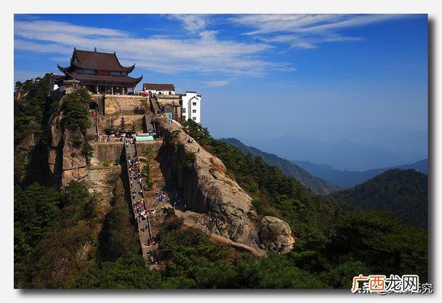 普贤菩萨在哪里,中国四大菩萨的道场所在地？