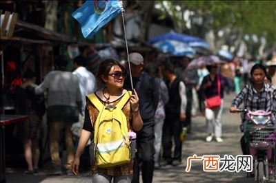 旅游含全陪是什么意思,全陪和地陪是一起和游客首次见面吗？