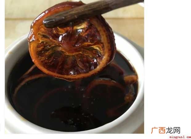 柠檬膏有止咳润肺、排毒养颜的功效,秋天天气干燥,嗓子发干的朋