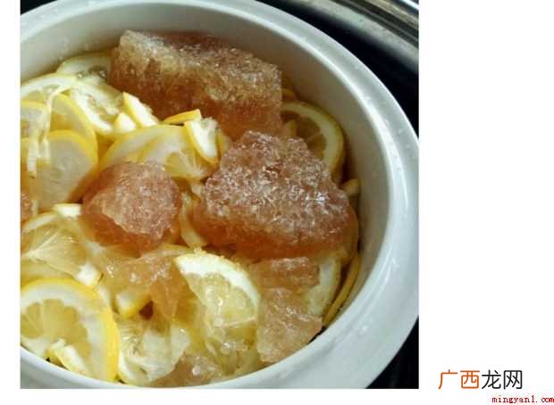 柠檬膏有止咳润肺、排毒养颜的功效,秋天天气干燥,嗓子发干的朋