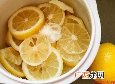柠檬膏有止咳润肺、排毒养颜的功效,秋天天气干燥,嗓子发干的朋