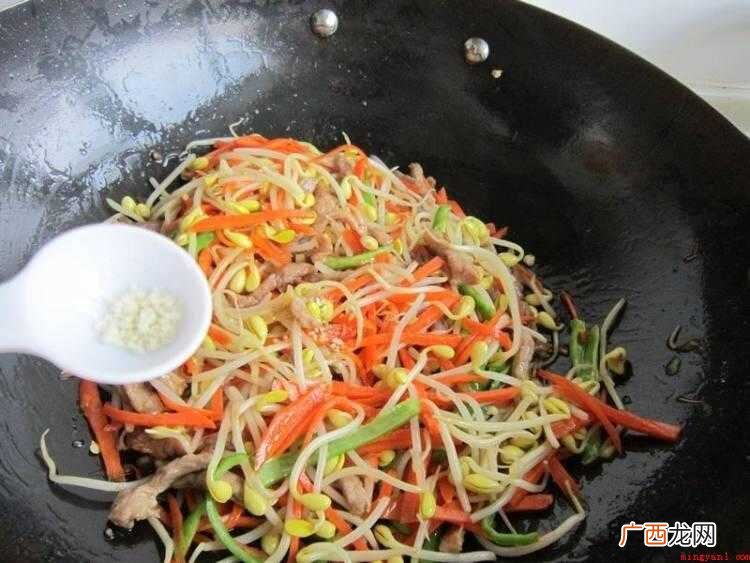 豆芽炒肉怎么做好吃