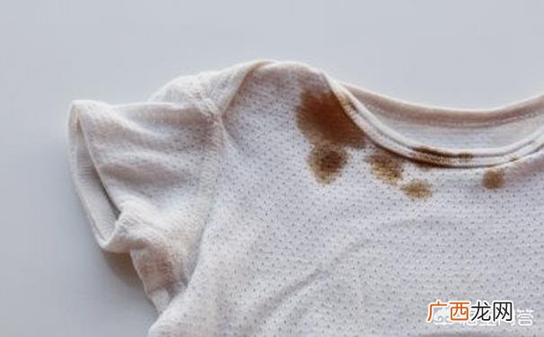 油性记号笔弄到衣服上怎么洗,油性记号笔弄在衣服上怎么洗掉？