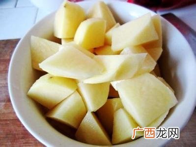 土豆怎么切块,土豆滚刀块怎么切？