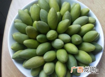 嗓子疼吃什么食物好,喉咙痛咽口水都疼,无力,有点热,可以吃清热散结胶囊和阿莫西林?