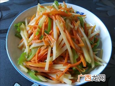 炒胡萝卜丝,胡萝卜炒土豆丝做法？