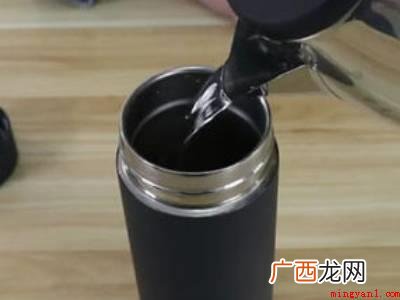 新保温杯有橡胶味怎样清除