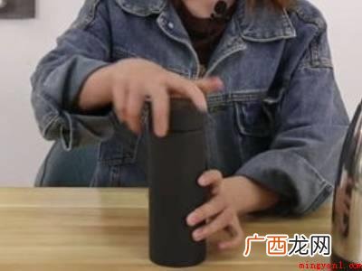 新保温杯有橡胶味怎样清除