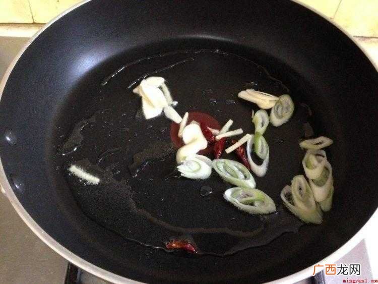 豆芽炒肉怎么做