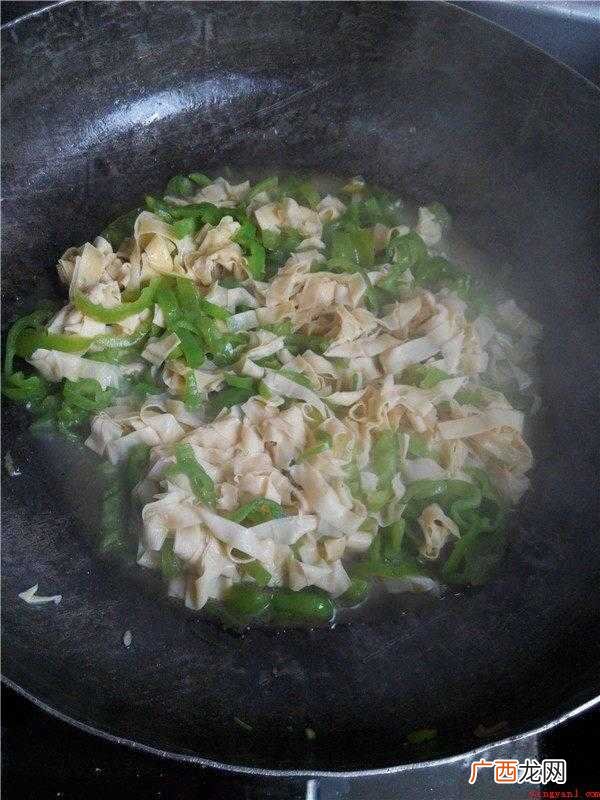 豆皮炒尖椒怎么做好吃
