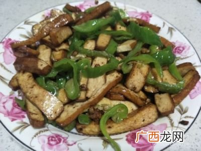 豆腐干怎么炒才好吃,周妈妈炒香干的做法？
