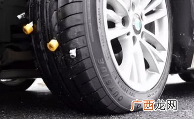 轮胎扎了个钉子但没漏气要拔掉吗,轮胎扎钉子没漏气要拔下来吗？