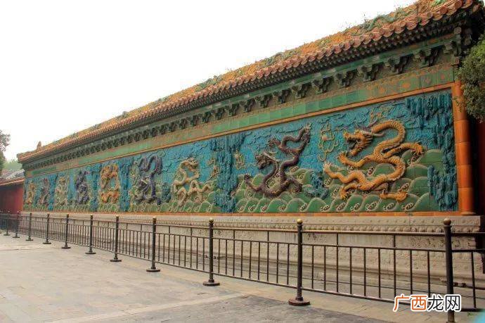 九龙壁在故宫哪个位置啊,九龙壁东西放还是南北放？