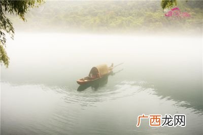 烟波江上使人愁的前一句是什么,黄鹤楼崔颢是人在最后感叹道燕波江上使人愁，她为何而愁，愁什么？