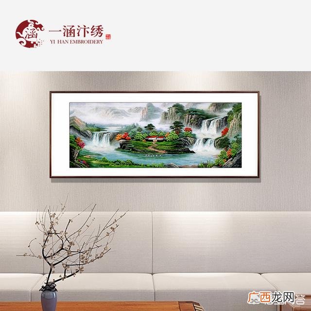 客厅沙发背景墙挂什么画好,客厅沙发背景墙挂什么画好，手绘山水画让家更有档次？
