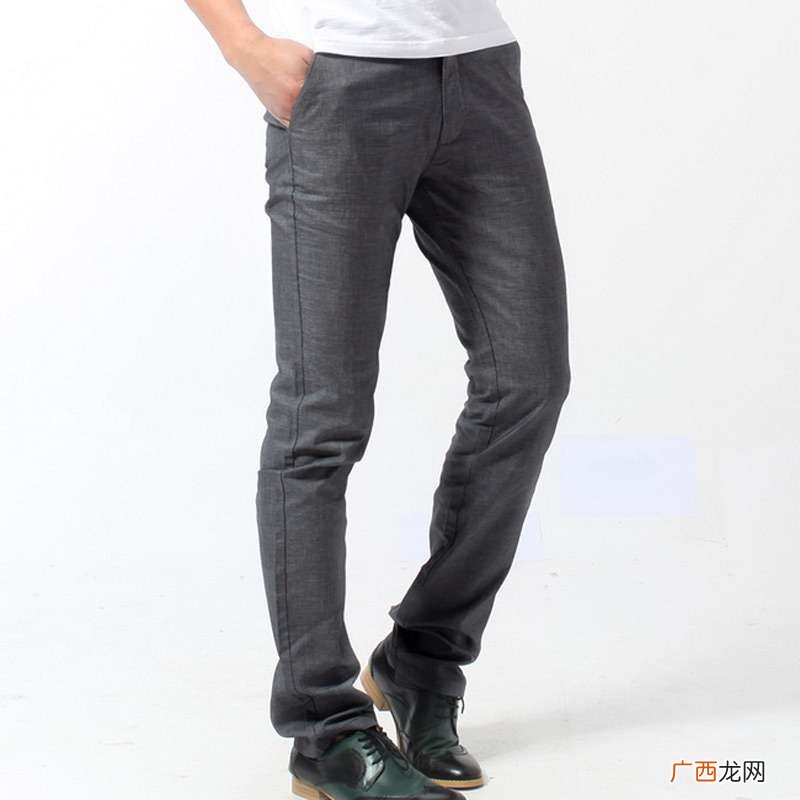 深灰色裤子搭配什么颜色上衣,深灰色上衣搭配什么颜色裤子好看呢？