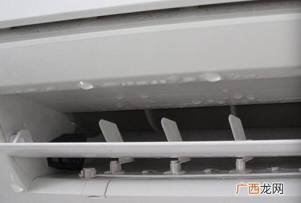 空调内机滴水怎么维修,空调水从室内机里流出来怎么回事？