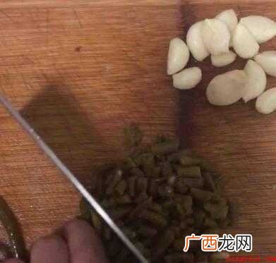酸豇豆、肉丝、蒜头、辣椒干五六、酱油、鸡精 酸豇豆怎么炒