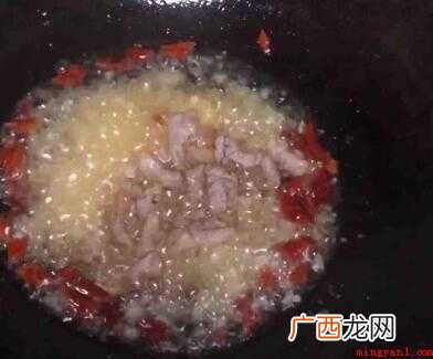 酸豇豆、肉丝、蒜头、辣椒干五六、酱油、鸡精 酸豇豆怎么炒