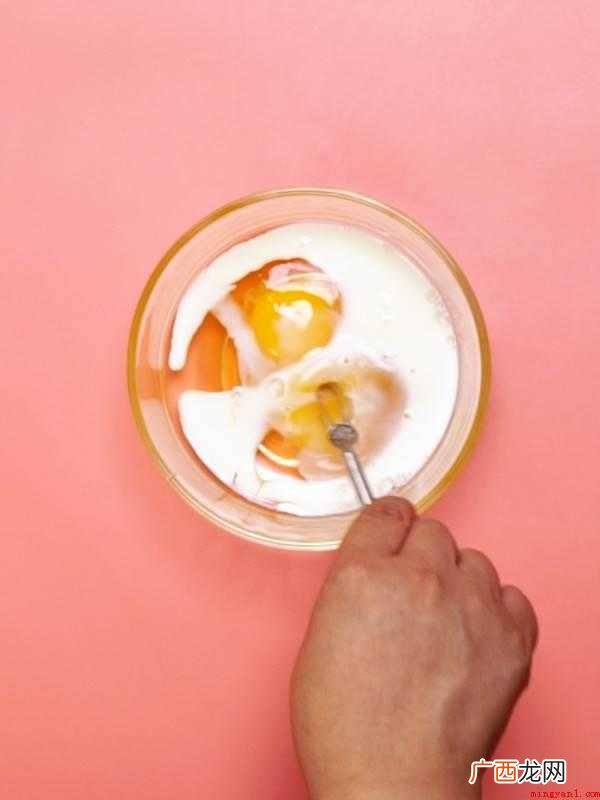 炒滑蛋的准备材料:虾50克、玉米粒 怎么炒滑蛋