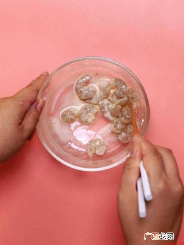 炒滑蛋的准备材料:虾50克、玉米粒 怎么炒滑蛋